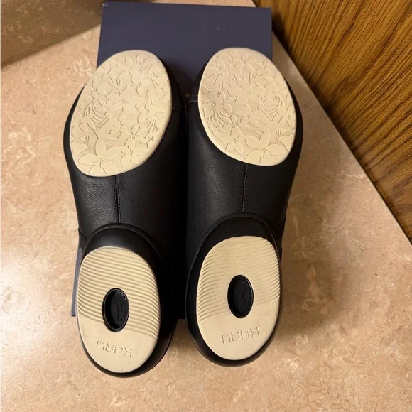 KURU Women's Black Flats - Picture 13 of 13